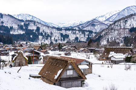 下雪的村庄图片