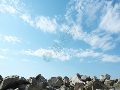 和平花岗岩石蓝天空和白云色的图片