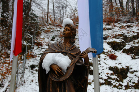 雪地上的青铜雕像图片