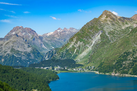 山峰叠嶂和河流背景图片