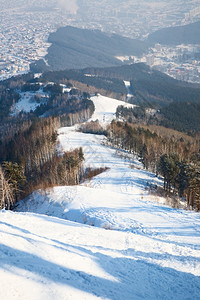 雪山的滑雪跑道图片