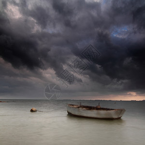 酒店穆尔西亚暴风雨前的船波浪图片
