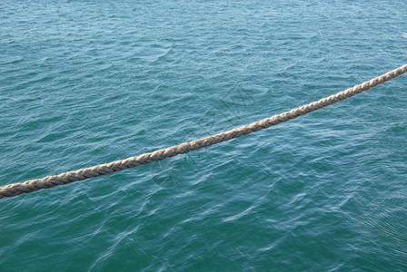 股悬挂在水面上的编织绳希夫曼索图片