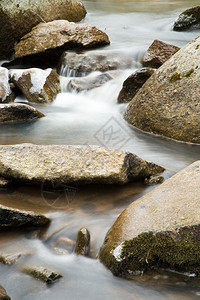 山下的流水和瀑布图片