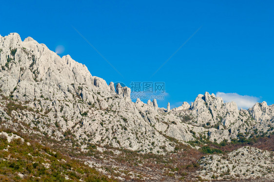 白色岩石山峰图片