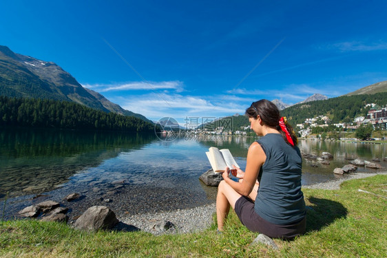 女生在湖边看书图片