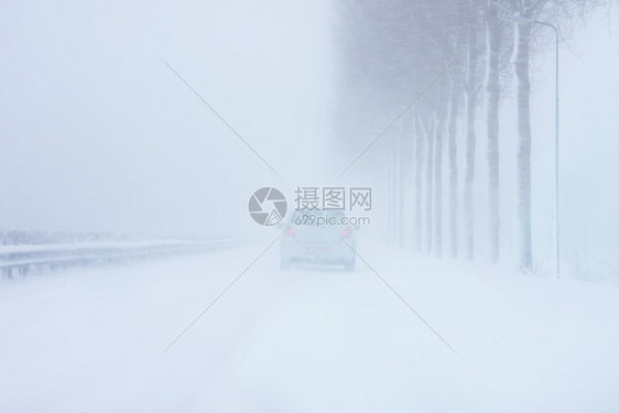 户外交通一种在荷兰冬季的严寒暴雪中驾车图片