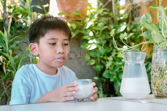 人们肖像Boyrrsquos的嘴在喝完玻璃牛奶后沾满了污渍布雷亚图片