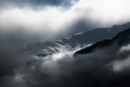 云雾缭绕的山顶背景图片
