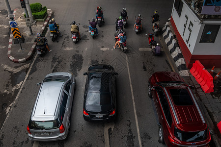 一种汽车红色的2019年在KhlongToei十字路口的红色交通灯前等待车辆ThleongToei路口图片
