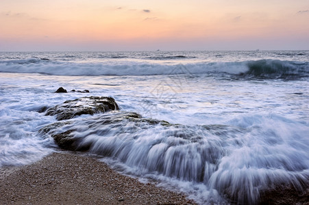 波浪粉色的地中海日落岸后滨日落傍晚深夜的地中海岸晚图片