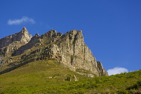 陡峭的山峰图片