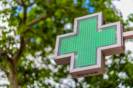 健康药物绿色十字符号标明的药房医疗图片