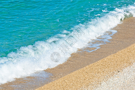 海滩上海浪图片