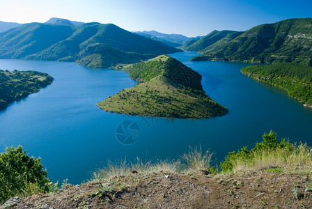 全景的湖泊和山峰图片