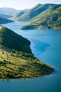 全景的湖泊和山峰图片