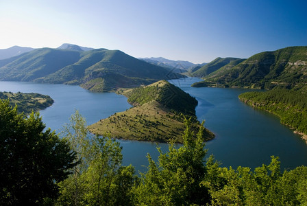 全景的湖泊和山峰图片