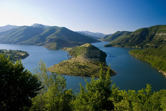 全景的湖泊和山峰图片