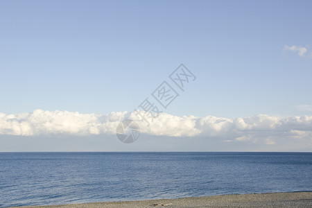 日本海滩和云层的广角视图和风景宽的地平线观图片