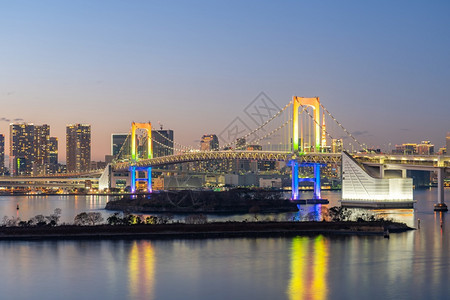 傍晚的日本彩虹大桥图片