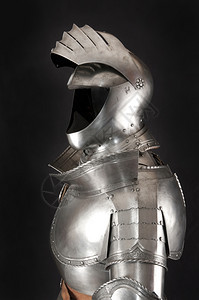 中世纪骑士的盔甲金属保护士兵不受对手冲撞金属保护老的古董图片
