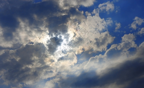 蓝天厚云和后面的太阳自然云景户外图片