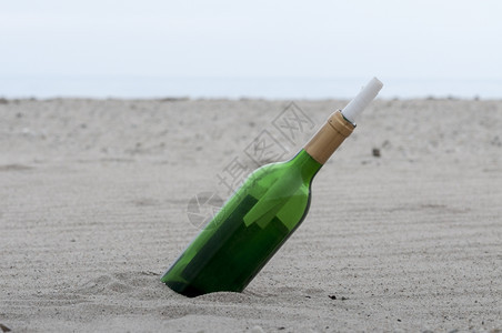 海滩绿色瓶中的信息天空白色图片