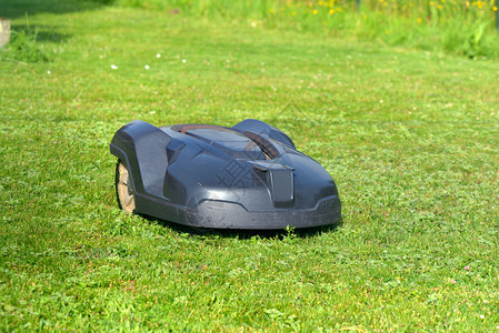 花园草地上的机器人除草关心电的割图片