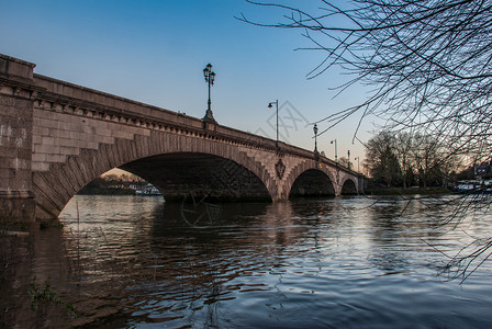 伦敦西边的邱大桥列出泰晤士河上的桥建筑学地标美丽的图片