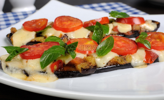 早餐食物用番茄烤肉和奶酪熟的切片茄子美味的图片
