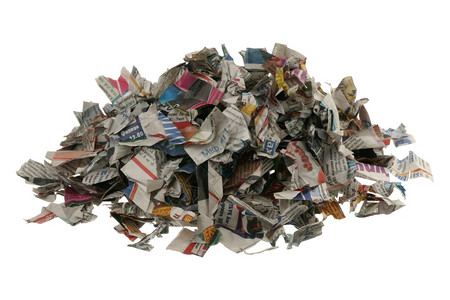 中学碎为了用于回收的纸张报废料在白色背景上被隔离图片