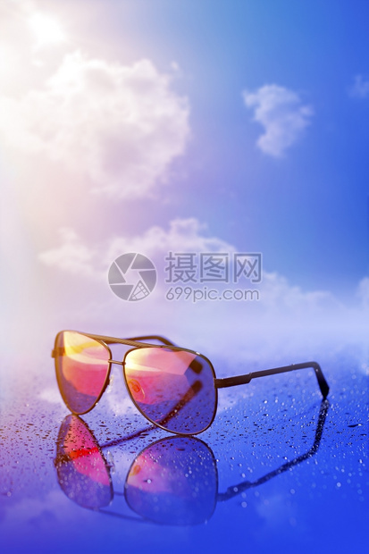 湿反射表面的新太阳镜目夏天图片