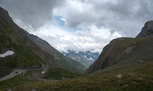 夏季的阿尔卑斯山全景图片