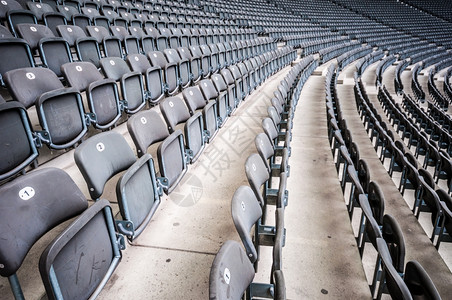 椅子数字观众在一个大体育场的多排席位图片