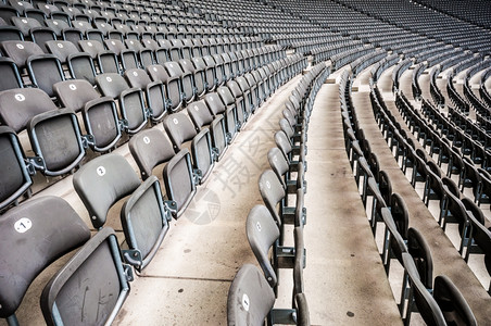 运动上市在一个大体育场的多排席位塑料图片