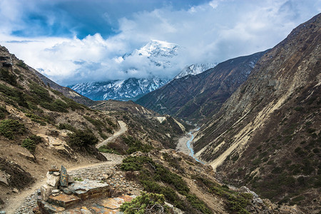 山间的美景和草地图片