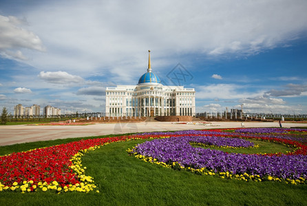 草总统府哈萨克斯坦总统阿塔纳的一室别阿斯塔纳蓝色的喷泉图片