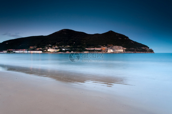 西班牙坎塔布里亚拉雷多海滩景观黑暗的水图片