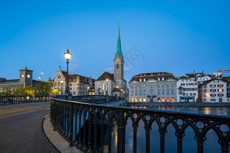 瑞士人利马特圣母瑞士Fraumunster教堂的苏黎世市天际图片