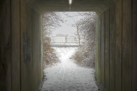 可见冬季风景中下着雪入口港图片