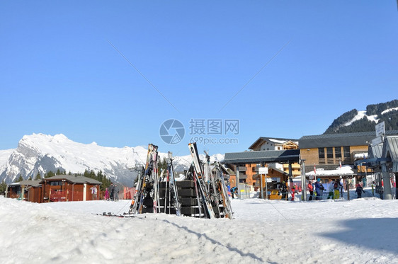 滑雪山顶的滑雪道具图片