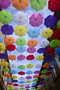 蓝天上挂着许多色彩的雨伞丰富太阳天气图片