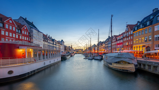 夜晚哥本哈根市丹麦Nyhavn城市景观运河港口图片