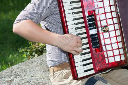 传统的街上户外手风琴是谁演奏的详情和弦音乐家图片