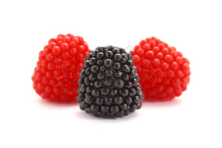 浆果覆盆子黑莓白色背景的糖果图片