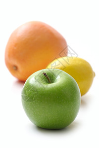 多汁的水果柚子白色背景的苹果柠檬和葡萄油图片
