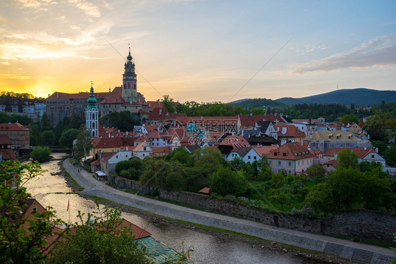 暮镇CeskyKrumlov日落时与天际在捷克河图片