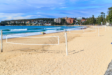 澳大利亚新南威尔士州Manly海滩上的排球网运动海伦冲浪者图片