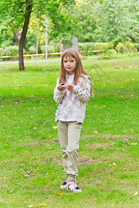 公园里的小女孩图片