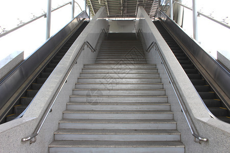 城市的内部现代楼梯BTS火车站下图片